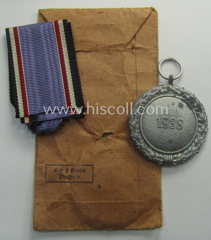 'Luftschutz-Ehrenzeichen 2. Stufe' being a maker- (ie. '10'-) marked example, as executed in zinc-based metal (ie. 'Feinzink') and that comes stored in its (scarcely seen!) 'Zellstoff'-based pouch by the maker: 'Katz u. Deyhle'