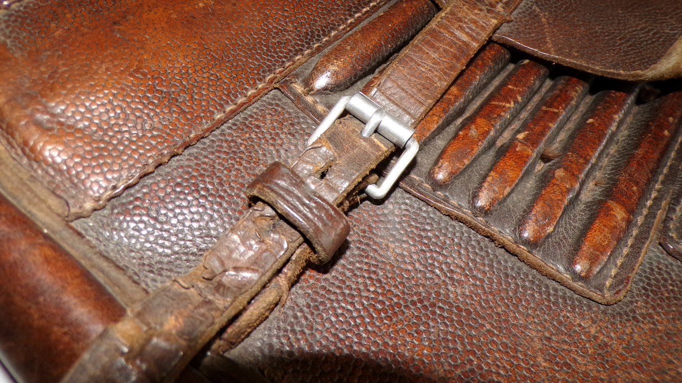 Kartentasche with content