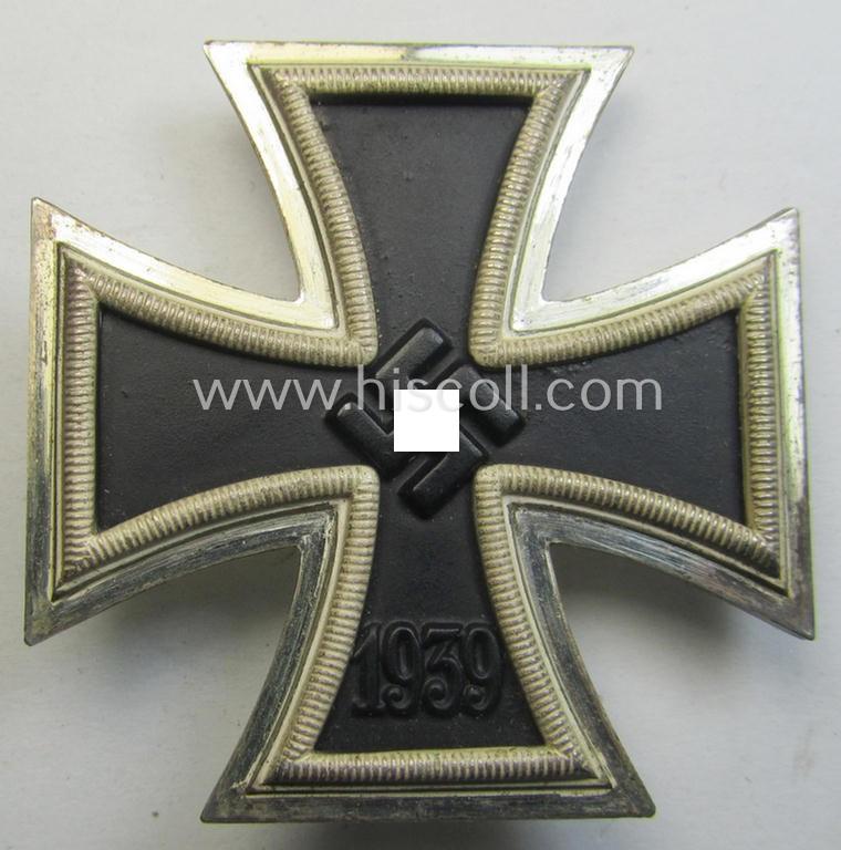 Stunning, 'Eisernes Kreuz 1. Klasse' (ie. Iron Cross 1st class) being an (I deem) early-war-period produced- and '26'-marked (ie. by: 'B.H. Mayer's Kunstprägeanstalt'-produced) example and that comes complete in its specific 'domed' etui