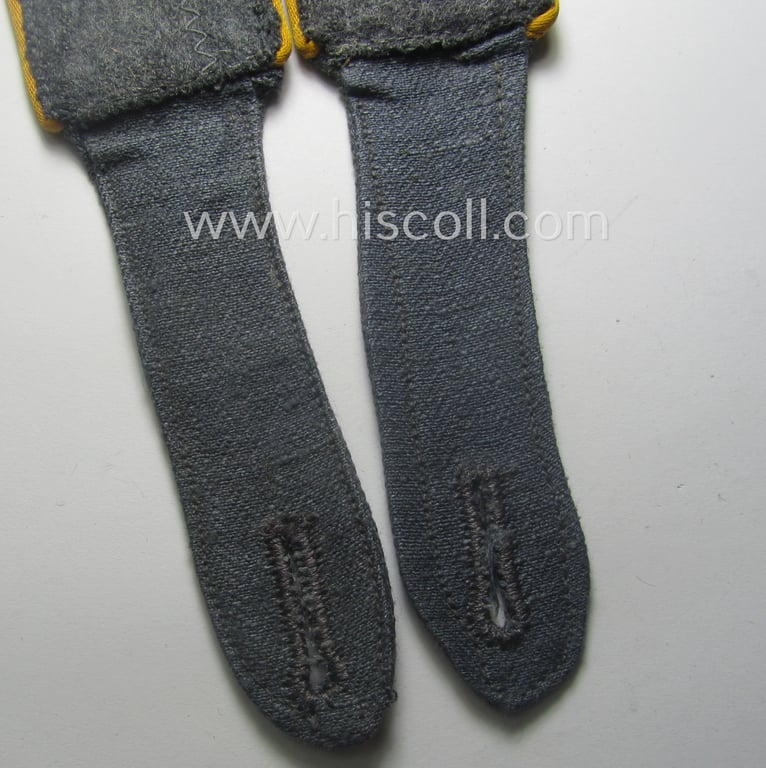 Pair of WH (Luftwaffe) shoulderstraps as was executed in typical 'HBT'-type cloth and piped in the bright-yellow-coloured branchcolour as was intended for a: 'Soldat der Flieger- o. Fallschirmjäger-Trpn.'