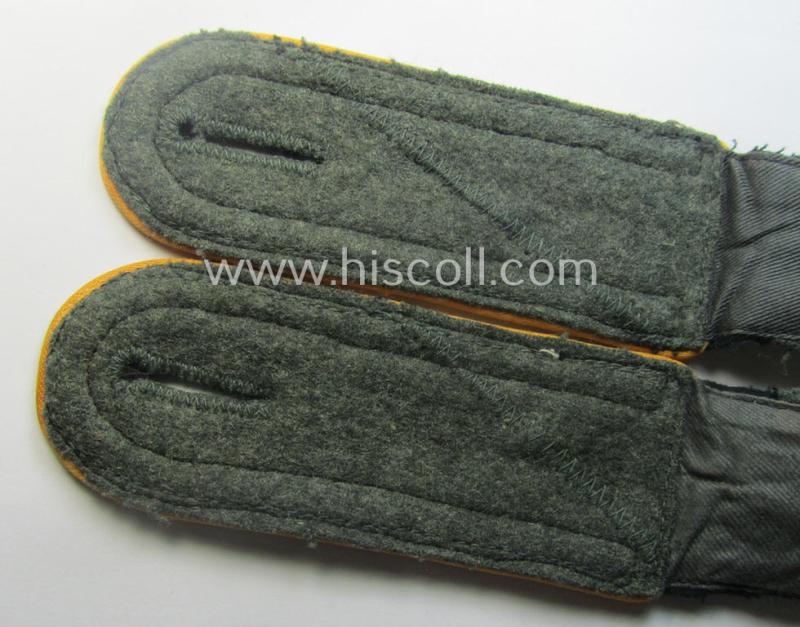 Pair of WH (Heeres) NCO-type shoulderstraps: 'Unteroffizier einer Kavallerie- o. Aufklärungs-Abtlgs.'