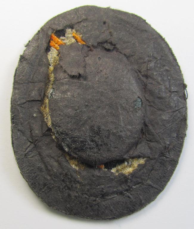 Superb, WH (Luftwaffe) 'Fallschirmschützen-Abzeichen in Stoff' (or: cloth-based paratroopers' jump-badge) that is nicely machine-embroidered and being of the so-called: 'padded version'