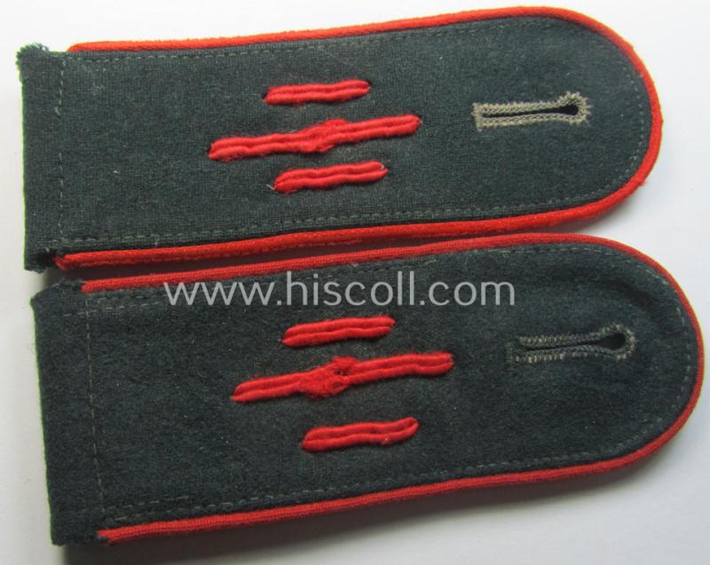 Pair of WH (Heeres) 'M36- o. M40'-) pattern, EM-type shoulderstraps: 'Soldat eines (Schw.)-Art.-Abtgs. o. Rgts.'