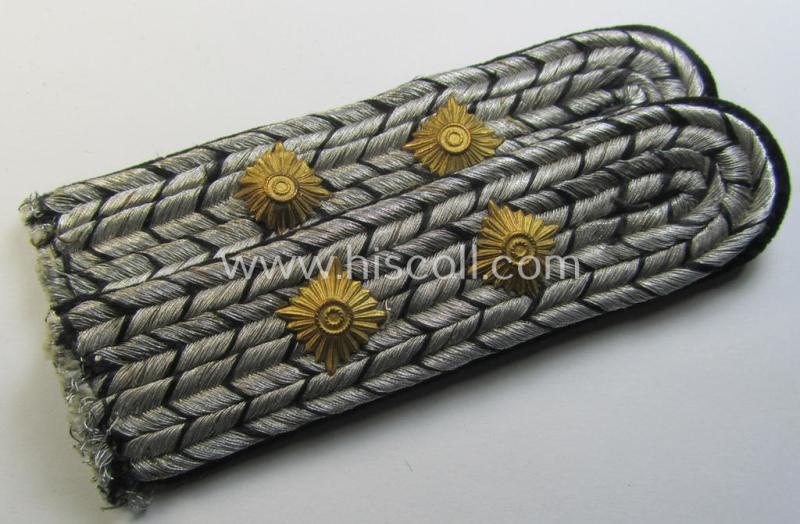 Attractive - and fully matching! - 4-pieced grouping comprising of a pair of RAD (ie. 'Reichsarbeitsdienst') officers'-type shoulderboards and dito collar-tabs (being of the 2nd pattern) as was specifically intended for an: 'RAD-Oberstfeldmeister...