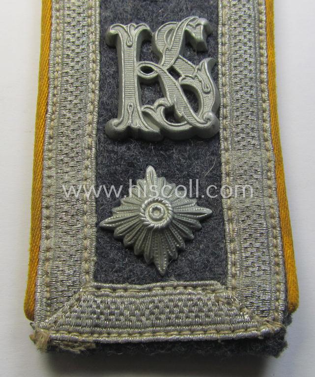 Attractive - albeit regrettably single but still scarcely seen! - WH (Luftwaffe) neatly 'cyphered', NCO-type shoulderstrap as was intended for a: 'Feldwebel der Flieger o. Fallschirmtruppen u. Mitglied einer LW-Kriegsschule'
