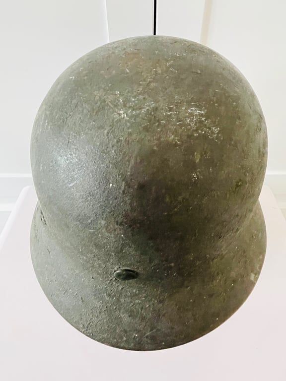 WWII GERMAN SINGLE DECAL NAMED ARMY HELMET WITH THICK GREY WOODCHIP OVERPAINT