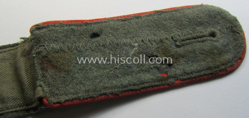 Attractive - albeit clearly used and regrettably single! - WH (Heeres) 'M43'-pattern, EM-shoulderstrap as was intended for usage by a: 'Soldat eines (Sturm-)Artillerie-Abteilungs o. Regiments'