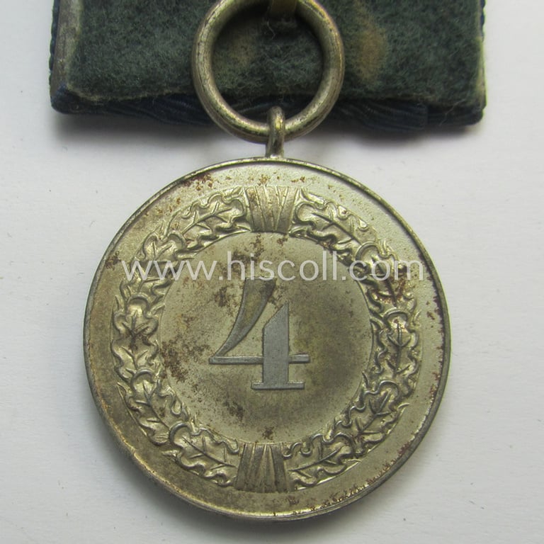 Silver-toned WH (Heeres o. KM) so-called: 'Einzelspange' showing a: 'WH-Dienstauszeichnung 4. Stufe' (as was intended for 4 years of loyal-service) and that shows a detailed, Heeres o. KM-type-eagle-device, period-attached