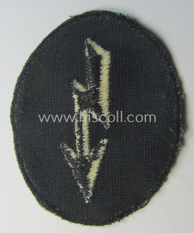 Neat, 'variant'-pattern WH (Heeres) trade- and/or special-career insignia (ie. machine-embroidered signal-blitz) as executed in white-coloured linnen on a 'thinner-shaped' and also linnen background as was intended for the: 'Infanterie-Truppen'