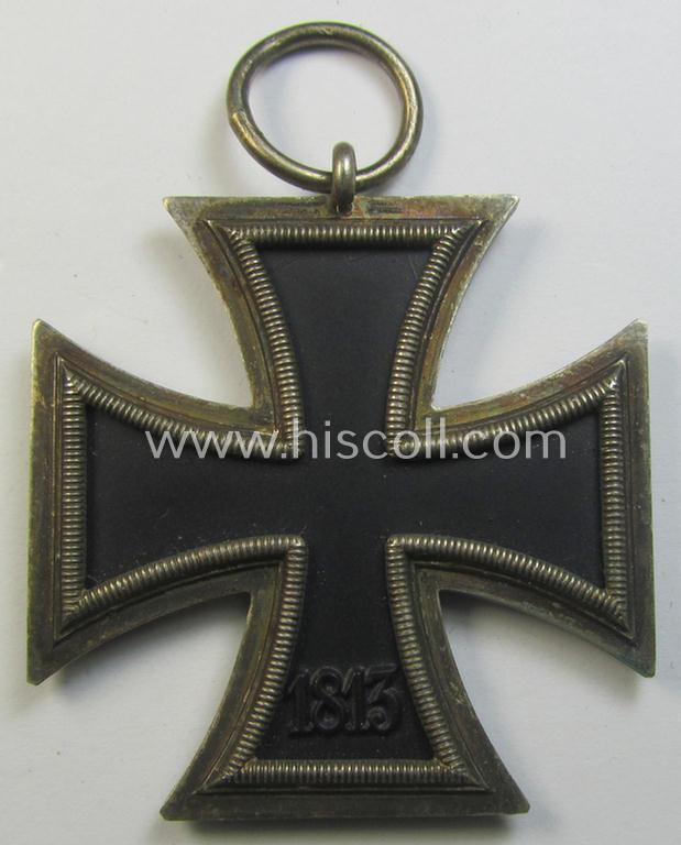 'Eisernes Kreuz II. Klasse' being a non-maker-marked example that comes together with its original- and once-mounted ribbon (ie. 'Bandabschnitt') as was produced by a (by me) unidentified maker (ie. 'Hersteller')