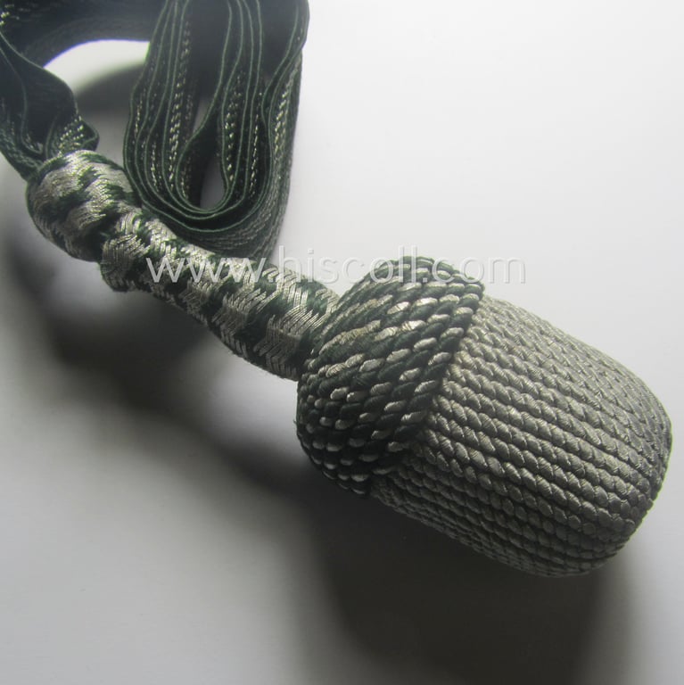 Darker-green- and silver-coloured, NCO-type side-arm knot (ie. 'Portepee' ie.: 'Troddel') as was used for the various WH-bayonets that comes in an overall nice- (I deem just moderately used-), condition