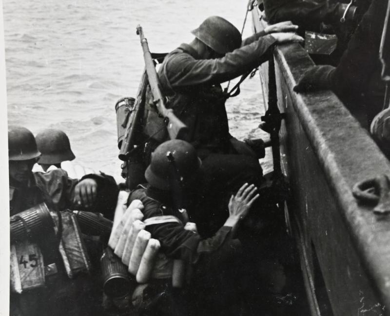 German KM Press Photo 'Entering'
