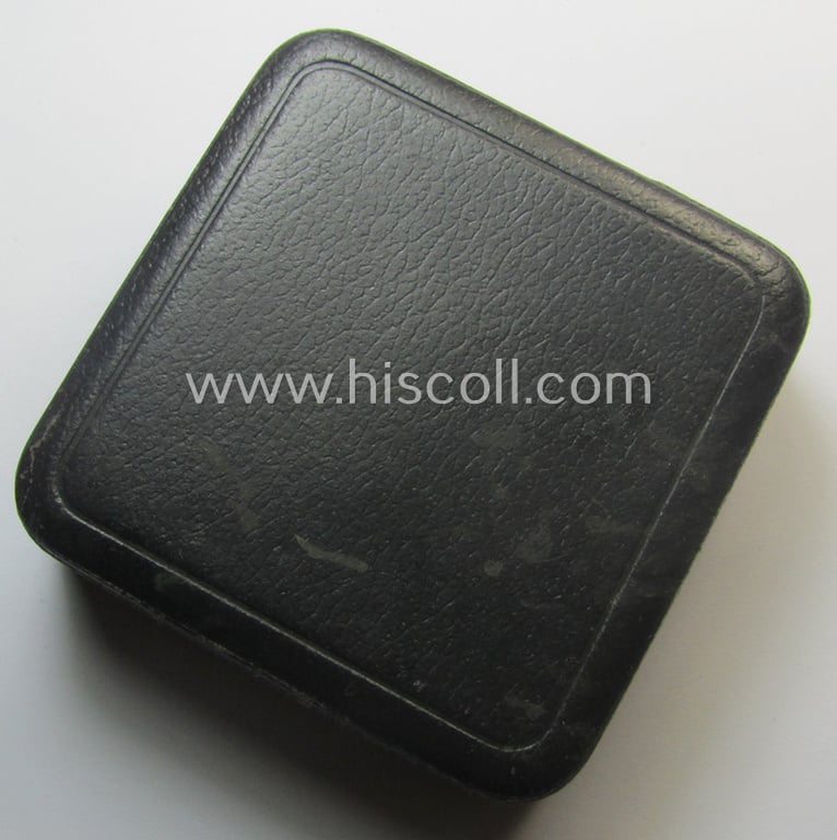 Superb, 'Eisernes Kreuz 1. Kl.' (or: Iron Cross 1st class) being a (typical) maker- (ie. 'L/18'-) marked example as was produced by the maker (ie. 'Hersteller'): 'B.H. Mayer's Kunstprägeanstalt' and that comes in its period (simplified) 'LDO-etui