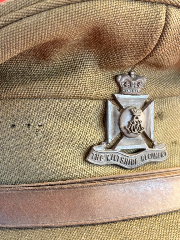 BRITISH WWII WILTSHIRE REGIMENT OFFICERS VISOR CAP, BELT AND CROSS STRAPS.