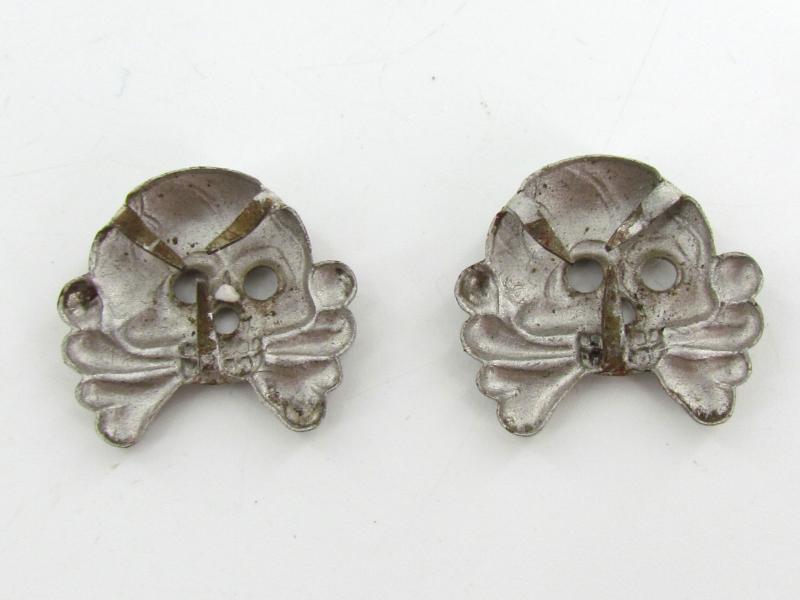 Wehrmacht (Heer) Pair of ( Magnetic ) Panzer Collar Tab Skulls