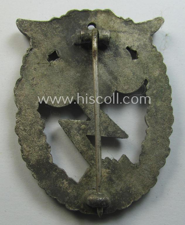 Later-war-period, zinc- (ie. 'Feinzink'-) based version of a WH (Luftwaffe) 'Erdkampfabzeichen' being a (typical) non-maker-marked example by the Austrian-based: 'Arno Wallpach'-company