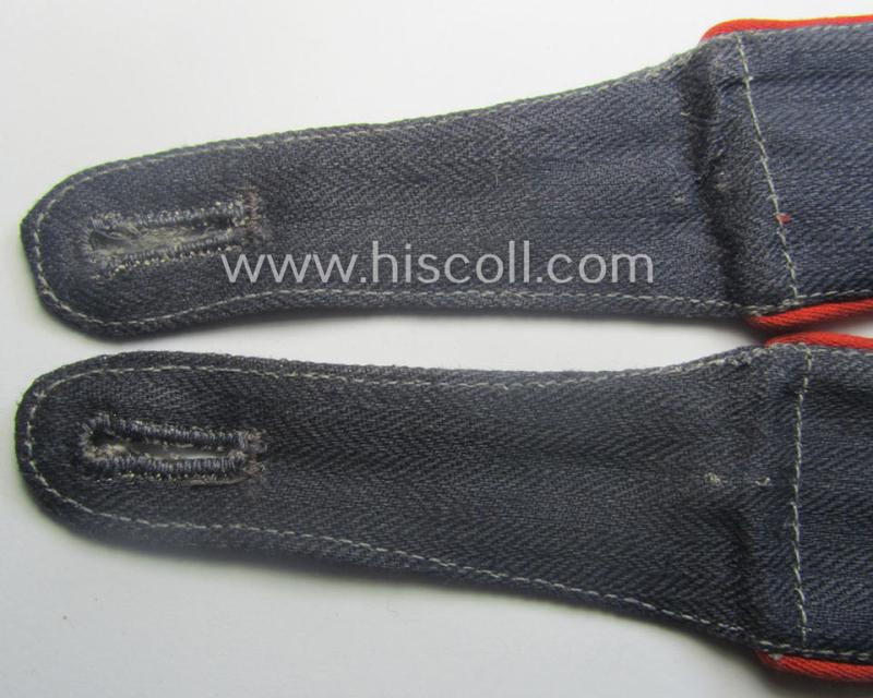 Pair of WH (Luftwaffe) EM-type shoulderstraps as was executed in typical 'HBT'-type cloth and piped in the bright-red-coloured branchcolour for usage by a: 'Soldat der Flak-Artillerie-Truppen'
