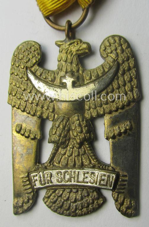 'Schlesisches Bewährungsabzeichen der II. Kl.' (or: 'Schlesischer Adler 2. Stufe') being a just moderately used example that comes mounted onto its full-length ribbon (ie. 'Bandabschnitt') as found