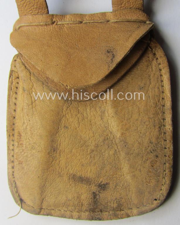 Natural-coloured- and/or genuine leather-based etui (ie. 'Tragetasche') as was intended to store an ID-disc (ie. 'Tragetasche für Erkennungsmarke')