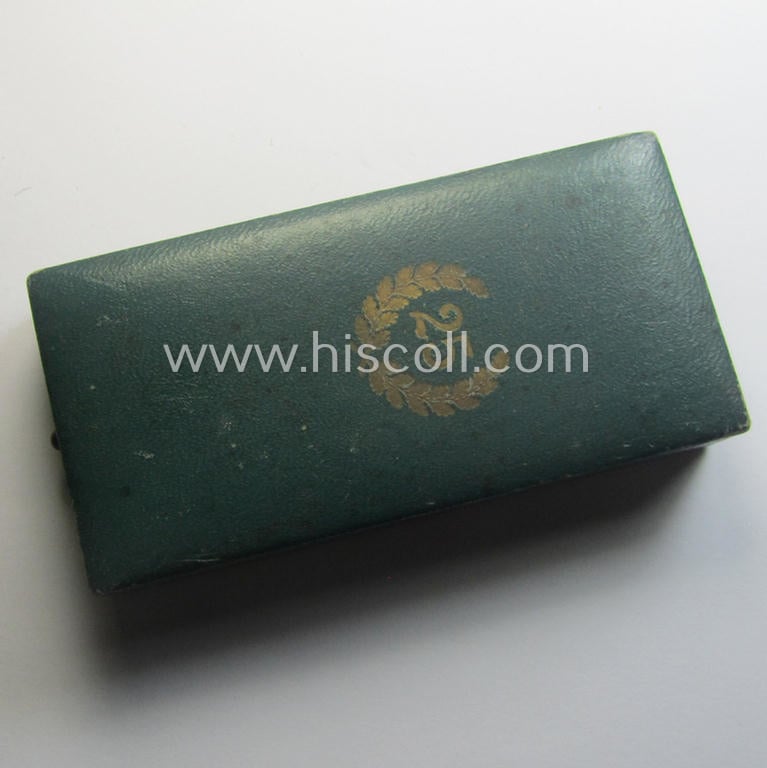 Golden-class 'Pol.-Dienstauszeichnung 1. Stufe' (or: police loyal-service medal first-class) that comes stored in its period, green-coloured (and luxuriously styled!) etui and that comes with its accompanying (shortened) ribbon (ie. 'Bandabschnitt')