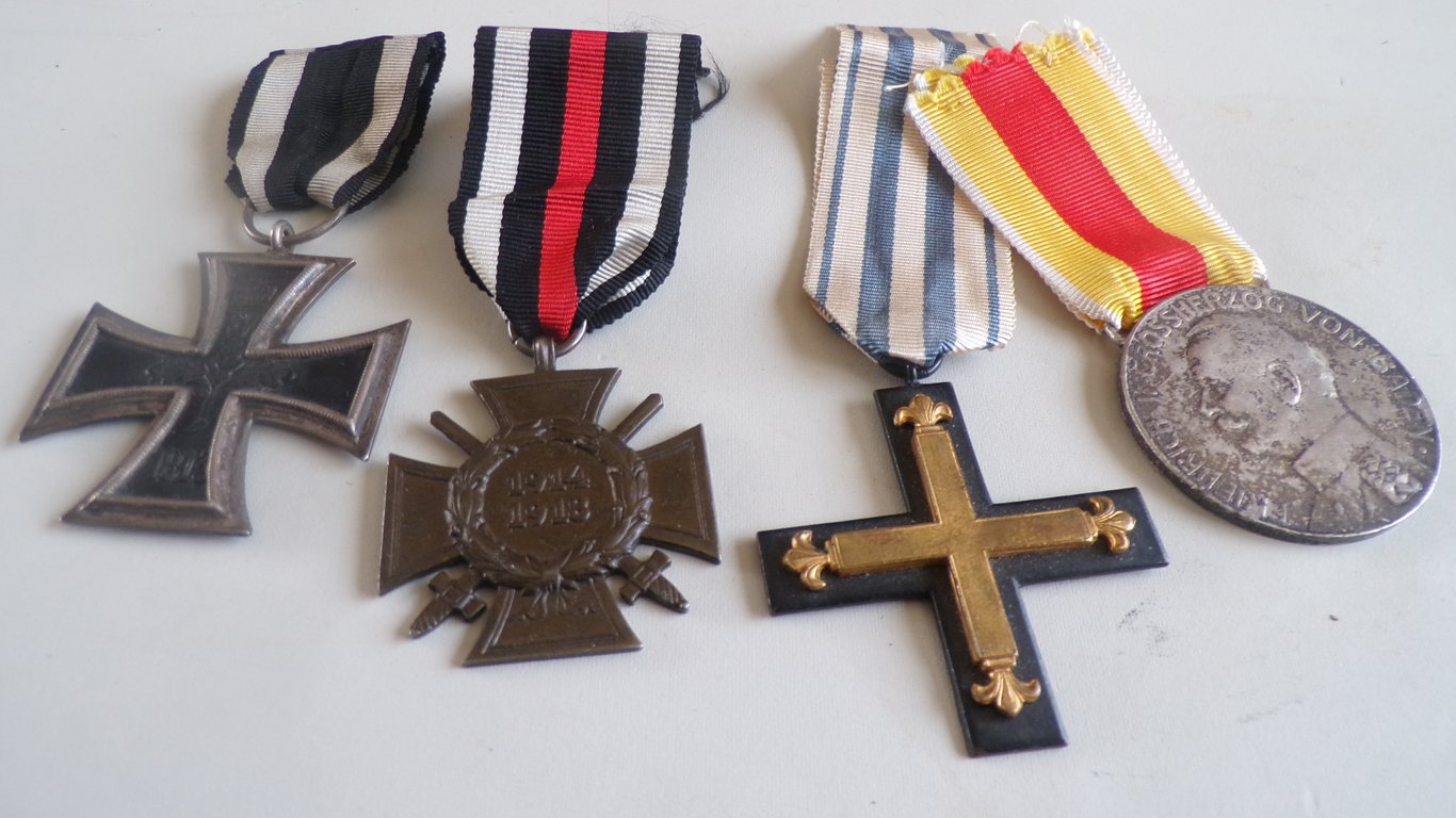 large grouping of a WWI and WWII veteran 2/2