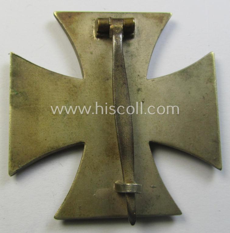Attractive, 'Eisernes Kreuz 1. Kl.' (or: Iron Cross 1st class) being (I deem) a typical, non-maker-marked example by the maker (ie. 'Hersteller'): 'Rudolf Souval' and that comes in its original, 'generic-styled' etui as issued and found