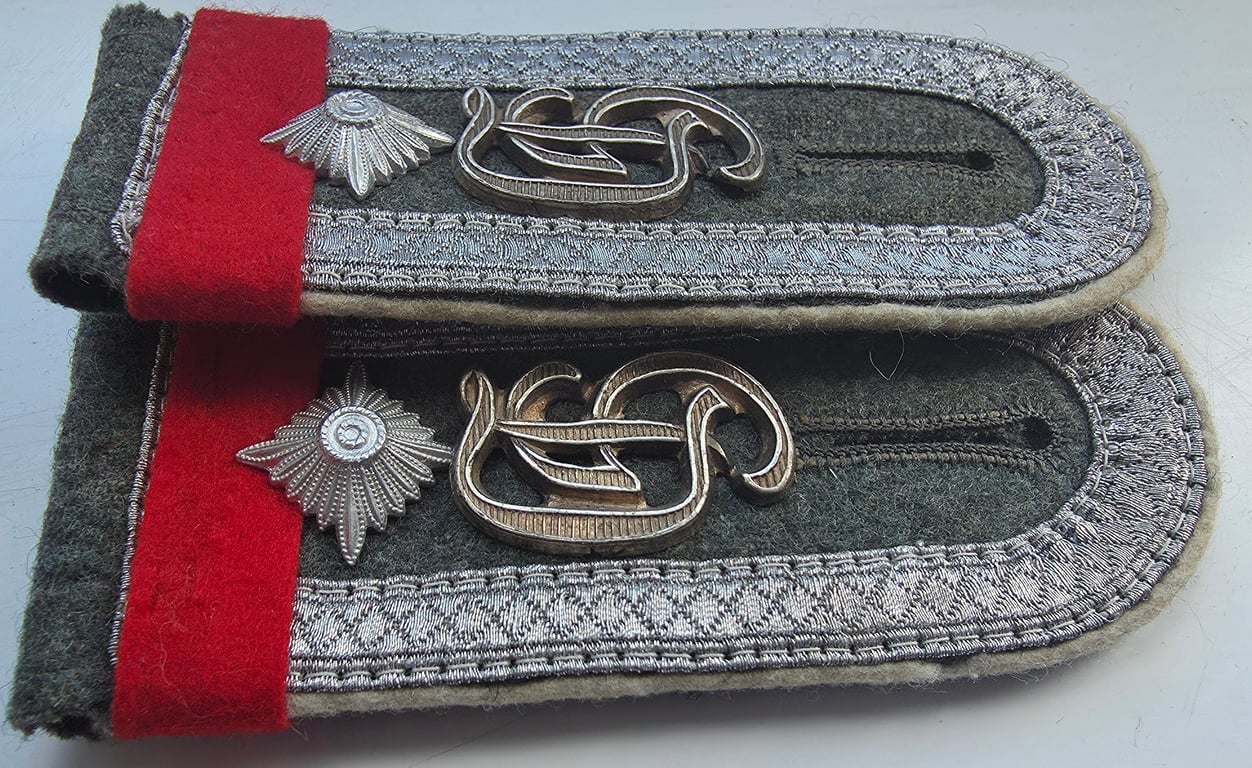 M40 GD (Grossdeutschland) Infantry NCO Fus.Regt. shoulder straps.