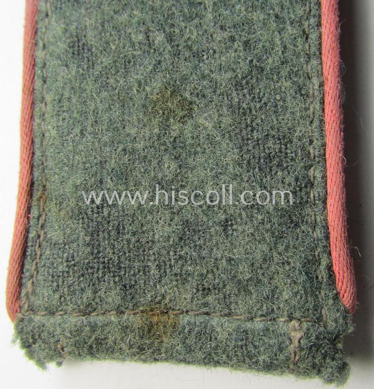 Single - but nevertheless scarcely seen! - WH (Heeres) EM-type shoulderstrap as was piped in the bright-pink branchcolour as was intended for a: 'Soldat' who served within a: 'Pz- o. Panzerjäger-Abt. o. Rgt.'