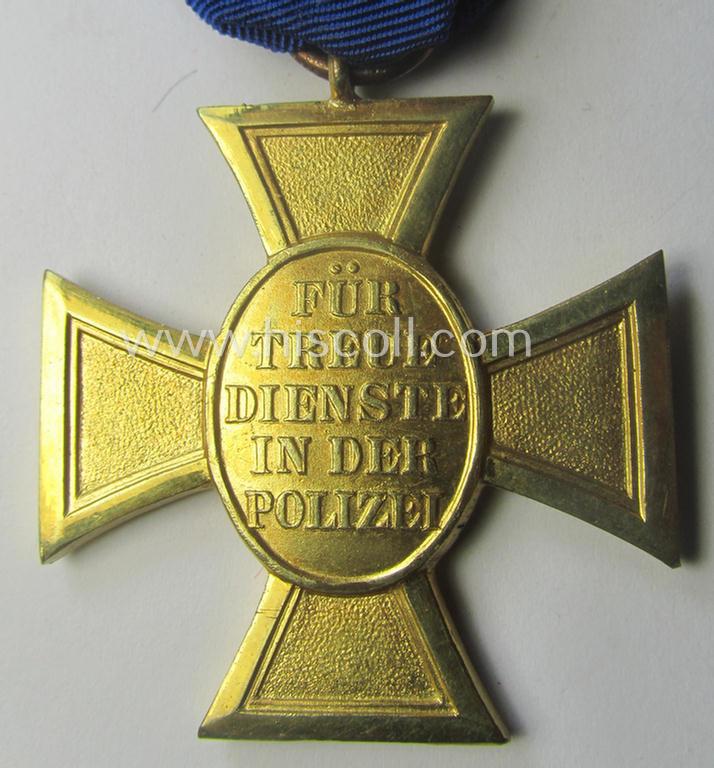 Golden-class 'Pol.-Dienstauszeichnung 1. Stufe' (or: police loyal-service medal first-class) that comes mounted onto its (typically broader-shaped) ribbon (ie. 'Bandabschnitt')