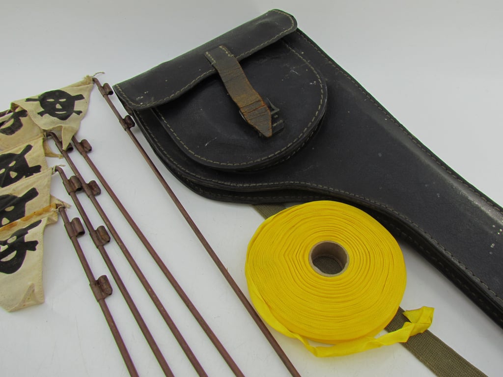 Rare Wehrmacht Satz Spürfähnchen – Complete with Leather Carrying Case and Original Trassenband – 1940