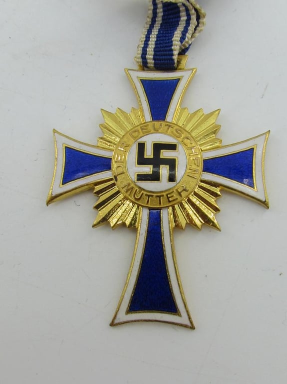 German Mothers Cross in Gold in Case "Wilhelm Deumer"