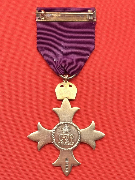 STUNNING AUTHENTIC ORIGINAL BRITISH WWI 1917 CASED OBE STERLING SILVER MEDAL.