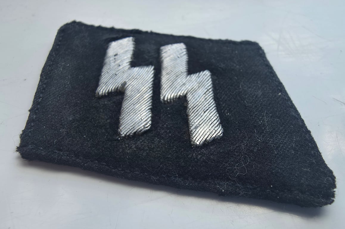 Waffen-SS pattern collar tab ('Kragenspiegel für Unter Führer der Waffen-SS