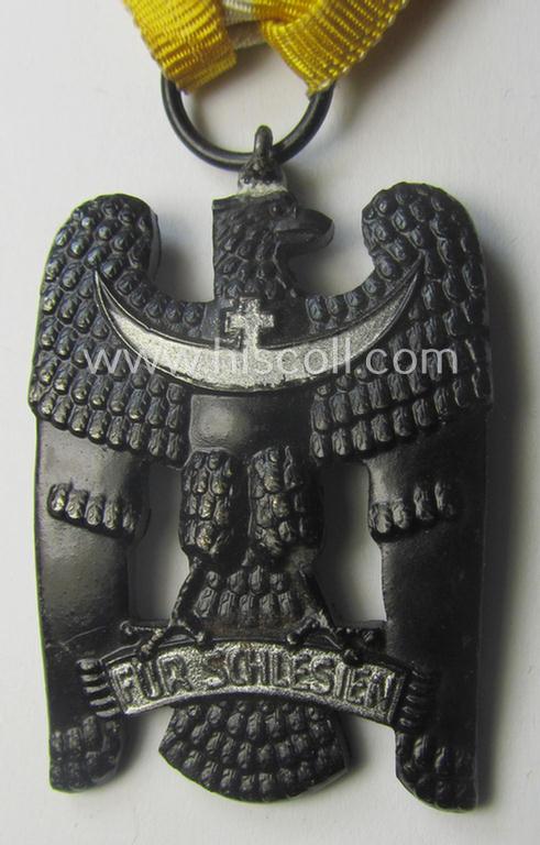 'Schlesisches Bewährungsabzeichen der II. Kl.' (or: 'Schlesischer Adler 2. Stufe') being a just moderately used example that comes mounted onto its full-length ribbon (ie. 'Bandabschnitt') and accompayning miniature as found