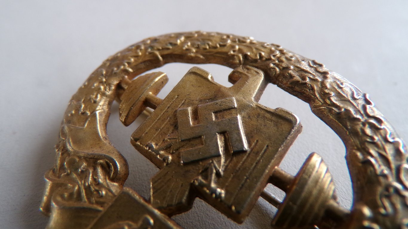 NSRL Heavy Athletics Badge in gold