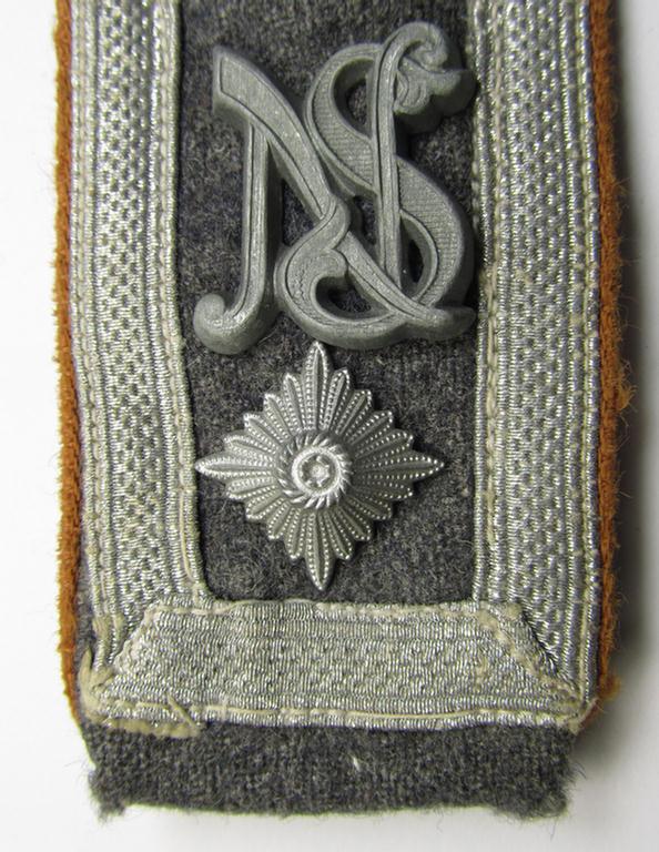 Neatly 'cyphered' - albeit regrettably single! - WH (Luftwaffe) NCO-type shoulderstrap as piped in the light-brown-coloured branchcolour, as was intended for a: 'Feldwebel der Nachrichten-Truppen u. Mitglied einer Nachrichtenschule'