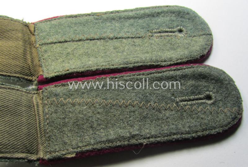 Superb - and fully matching! - pair of early- (ie. mid-) war-period so-called: 'M40 o. M43'-pattern, WH (Heeres) EM-type shoulderstraps as piped in the 'bordeaux'-coloured branchcolour as intended for a: 'Soldat eines (Nebel)Werfer-Rgts. o. Abtl...