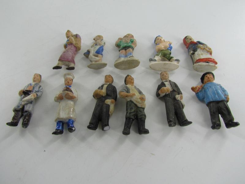 11 x Winterhilfswerk Porcelain Figures