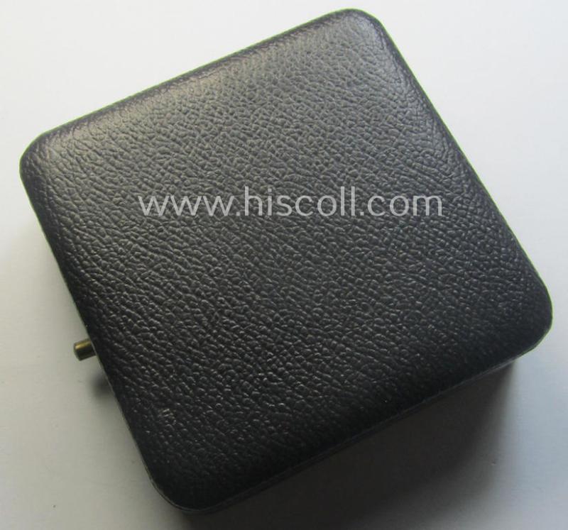 Rarely encountered 'Verwundeten-Abzeichen in Gold' being a clearly maker- (ie. 'L/11'- by 'Wilh. Deumer') marked- and typical 'Buntmetall'-based example that comes stored in its period- (and LDO-marked!) etui