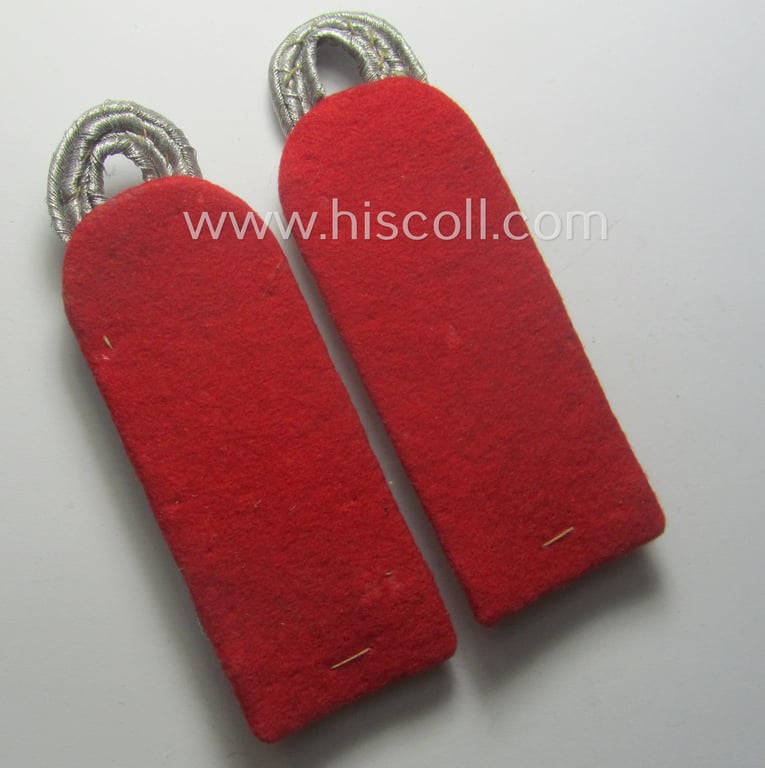 Truly used- and/or worn, 4-pieced WH (LW) insignia-set comprising of a pair of hand-embroidered, WH (Luftwaffe) officers'-type collar-patches and dito shoulderboards: 'Major der Flak-Artillerie-Trpn.'