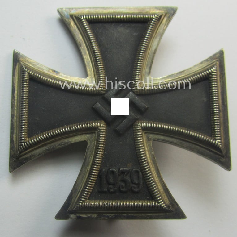 'Eisernes Kreuz 1. Klasse' (or: Iron Cross 1st class) being a typical non-maker-marked (and magnetic!) example that was (I deem) produced by the desirable 'Hersteller' named: 'Steinhauer & Lück'