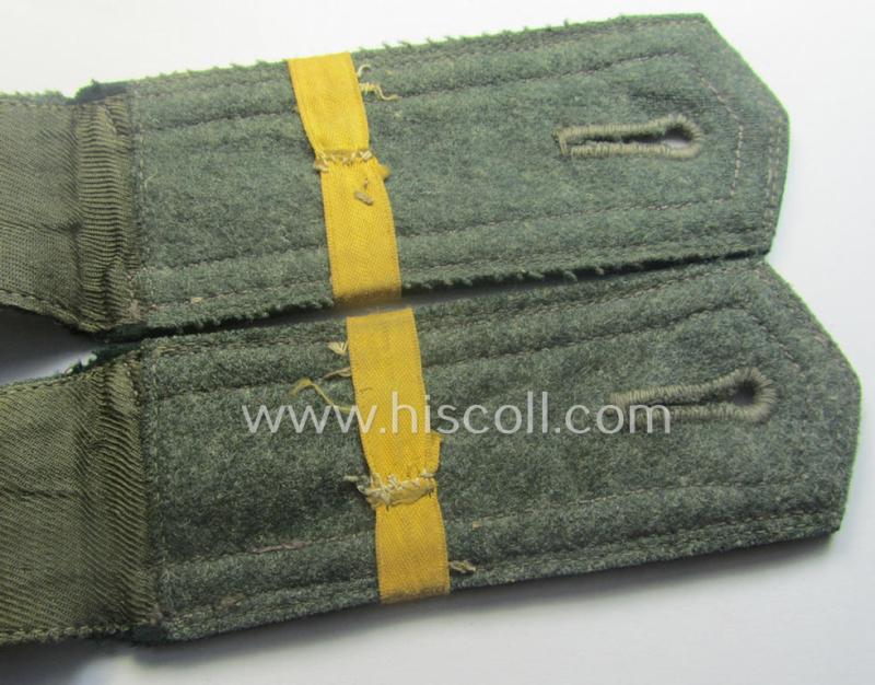 Interesting - and unusually seen! - pair of WH (Heeres) NCO-type shoulderstraps: 'Uffz. eines Infanterie-Rgts.' that comes with a period-attached pair of bright-yellow-coloured so-called: Batt.-designator 'Laschen'