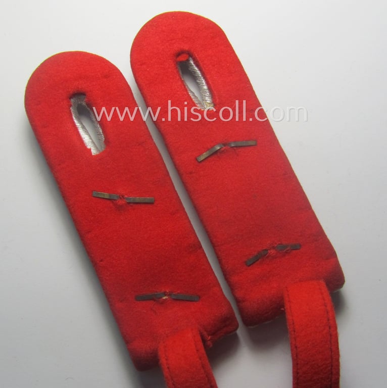 Truly used- and/or worn, 4-pieced WH (LW) insignia-set comprising of a pair of hand-embroidered, WH (Luftwaffe) officers'-type collar-patches and dito shoulderboards: 'Hauptmann der Flak-Artillerie-Trpn.'