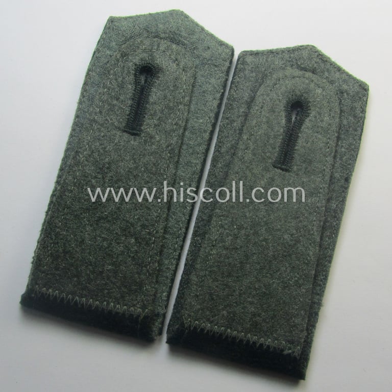 Fully matching pair of early-period (ie. 'M36- o. M40'-pattern and/or pointed-styled), WH (Heeres) 'cyphered' EM-type shoulderstraps as was intended for a: 'Soldat des Inf.-Maschinengewehr-Abts. 1'