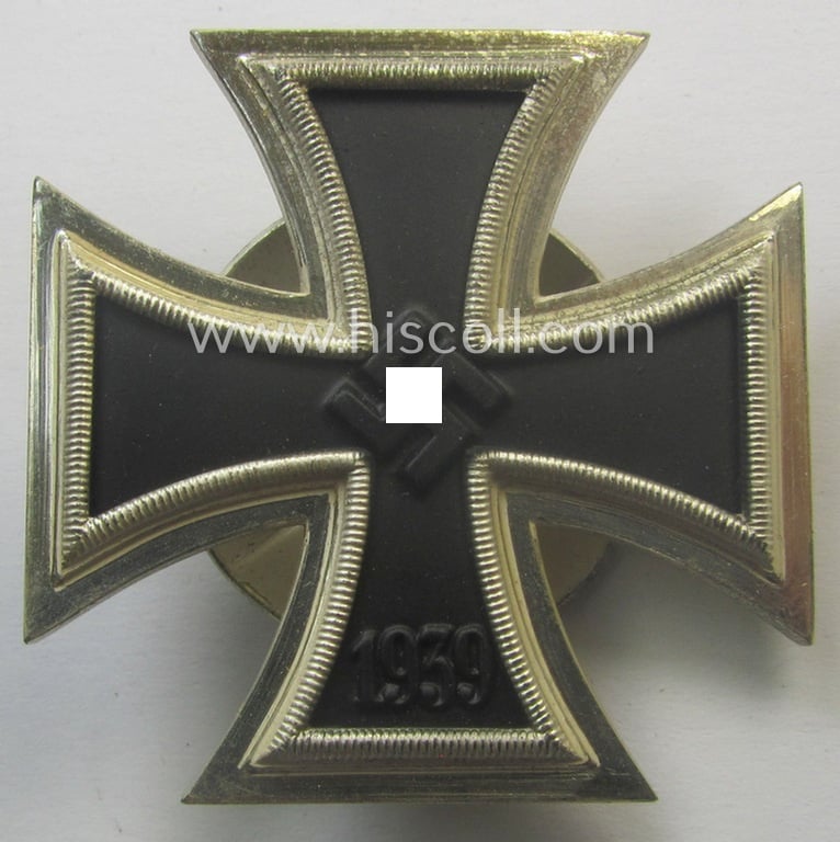Superb, 'EK 1. Klasse' (or: Iron Cross 1st class) as executed in the scarcely seen so-called: 'screw-back'-pattern being a non-marked example that comes stored in its accompanying and maker-marked (ie. 'L/18'-) marked) etui