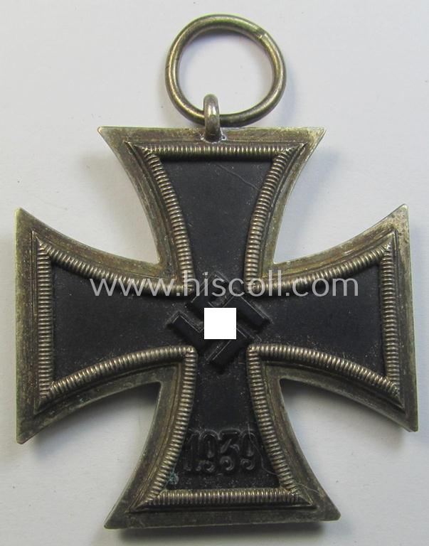 'Eisernes Kreuz II. Klasse' being a non-maker-marked example that comes together with its original- and once-mounted ribbon (ie. 'Bandabschnitt') as was produced by a (by me) unidentified maker (ie. 'Hersteller')