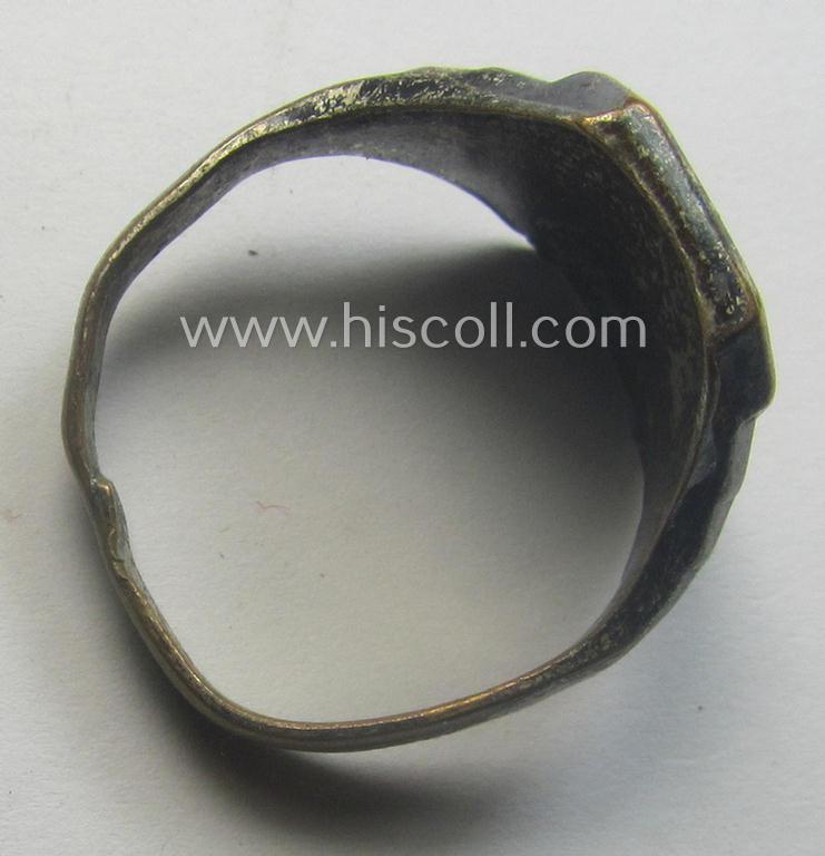 Attractive, WH (Luftwaffe ie. 'Flieger/Fallschirmjäger'-) related, metal-based- (and neatly enamelled!) so-called: 'souvenir'-ring depicting a (golden-yellow-toned, 'three-winged'): 'Kragenspiegel'-device