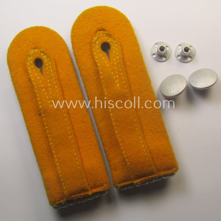 Superb - and fully matching! - pair of WH (Luftwaffe) 'dual-piped', officers'-type shoulderboards as was intended for usage by a: 'Hauptmann der Reserve eines Flieger- o. Fallschirmjäger-Rgts.'