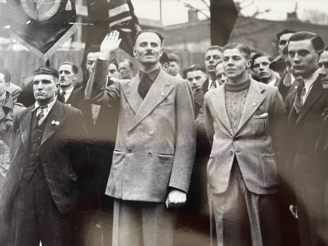 ORIGINAL BRITISH UNION OF FASCISTS (BUF) SIR OSWALD MOSLEY HAND WRITTEN AND HAND SIGNED NOTE DATED 1970.
