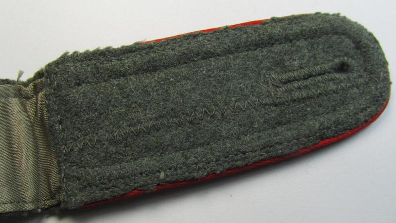 Neat - albeit regrettably single! - WH (Heeres) - I deem - mid-war-period- (ie. 'M41/M43'-pattern) NCO-type shoulderstrap as was intended for usage by an: 'Unterwachtmeister einer (Sturm)Art.-Rgts.'